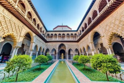 Alcazar, Cathedral, Santa Cruz Quarter, Bullring and River Cruise Tour in Seville - Santa Cruz Quarter and the Torre del Oro Moment