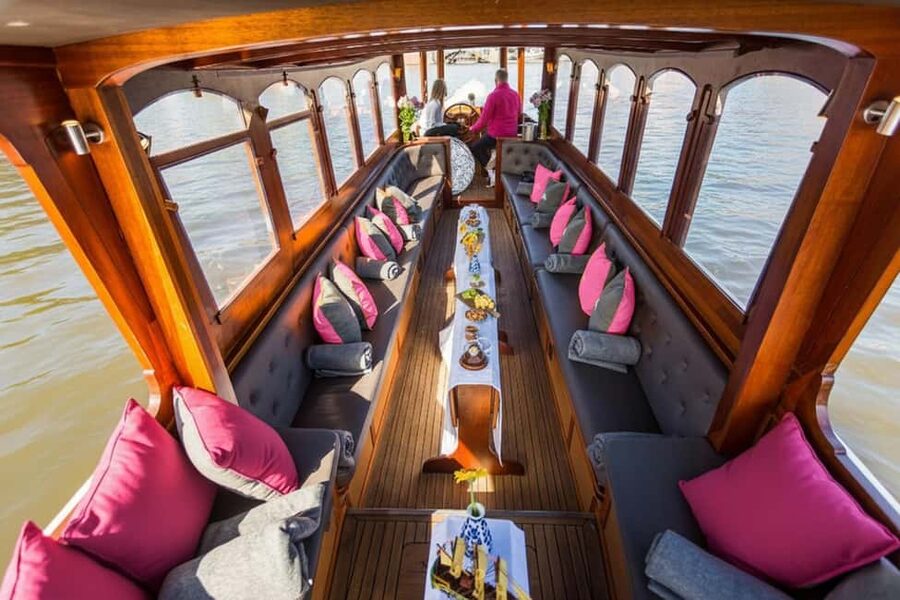 Amsterdam:1.5-Hour Canal Cruise local Guide, Drinks & Snacks - Should you book this Amsterdam 1.5-hour canal cruise?