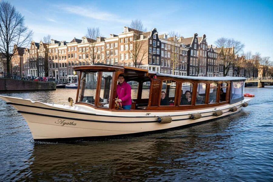 Amsterdam:1.5-Hour Canal Cruise local Guide, Drinks & Snacks - Onboard vibe: Dutch snacks, drinks, and the no-party atmosphere