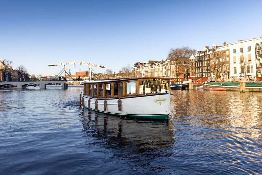 Amsterdam: 1.5-Hour High-End Morning Breakfast Canal Cruise - Quiet Canals, Breakfast Bites, and Live Commentary