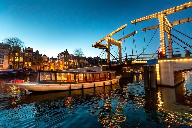 Amsterdam: 1-Hour Canal Cruise in the Evening - Skinny Bridge and Magere Brug: the night bridge moment