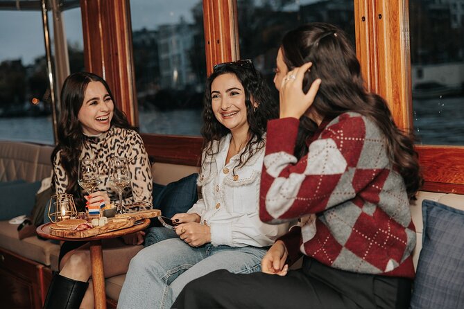 Amsterdam: 2-Hour Canal Cruise incl. Drinks & Dutch Snacks - The guide and captain factor: stories that make the sights stick