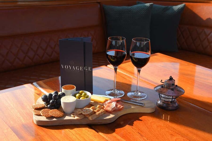 Amsterdam: 2-Hour Luxury Canal Cruise with Snacks & Drinks - Meeting at d’Vijff Vlieghen and timing your sail