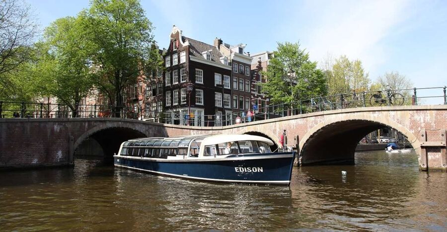 Amsterdam: 75 Minute City Canal Cruise with Audio Guide - Who this cruise is best for