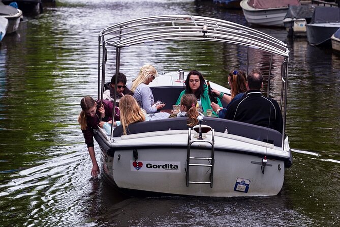 Amsterdam 90-min Private Canal Cruise with Live Guide and Drinks - Seven Bridges on Reguliersgracht: Photo Angles Every Few Seconds