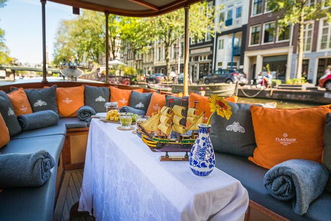 Amsterdam Canal Cruise in Classic Salon Boat With Drinks and Cheese - The guide commentary in English (and how to use it)
