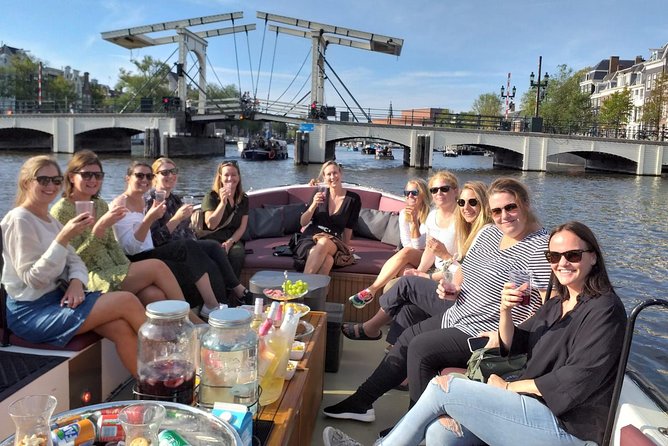 Amsterdam canal cruise in open boat – Guided tour - How an electric open boat changes the Amsterdam canal view