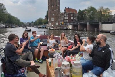 Amsterdam canal cruise in open boat – Guided tour - Your 1-hour route: from the big three canals to the Amstel and Red Light District