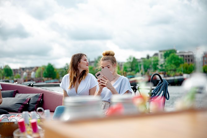 Amsterdam canal cruise in open boat – Guided tour - Drinks on board: small perk, big difference for the vibe