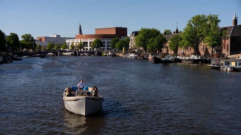 Amsterdam: Canal Cruise in Open Boat with Drink Option - The live guide: what makes the commentary worth your money