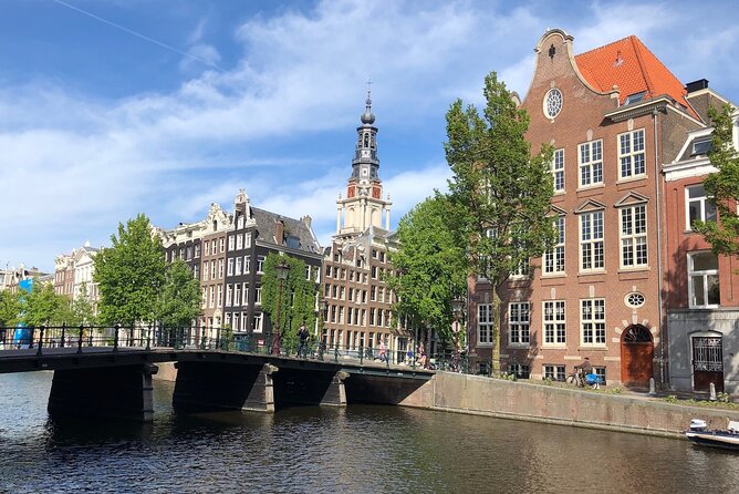 Amsterdam Canal Cruise with German Guide and unlimited drinks - German guide narration that connects the city’s details to real places