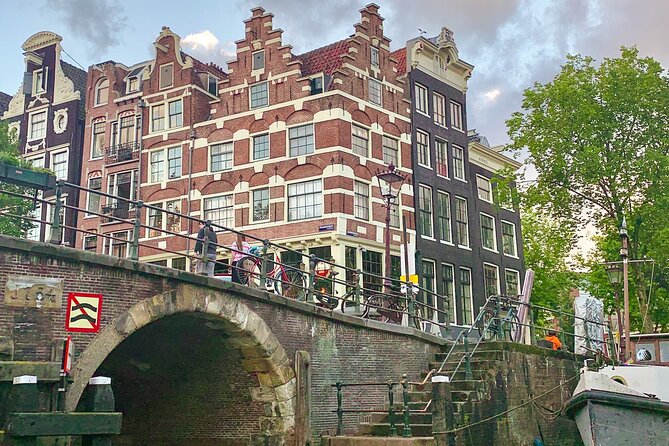 Amsterdam Canal Cruise with German Guide and unlimited drinks - From the old harbour area to Jewish Amsterdam: the route has clear themes