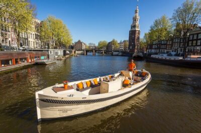 Amsterdam Canal Cruise with German Guide and unlimited drinks - Herengracht and the canal-house power of seeing water-level views
