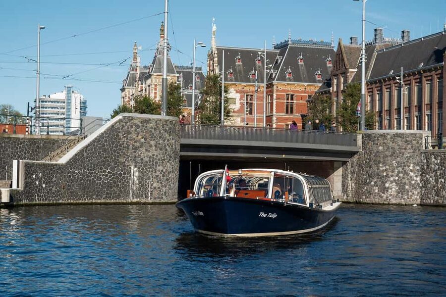 Amsterdam: Canal Cruise with Live Commentary & Audio Guide - Practical Tips for Better Photos in 75 Minutes