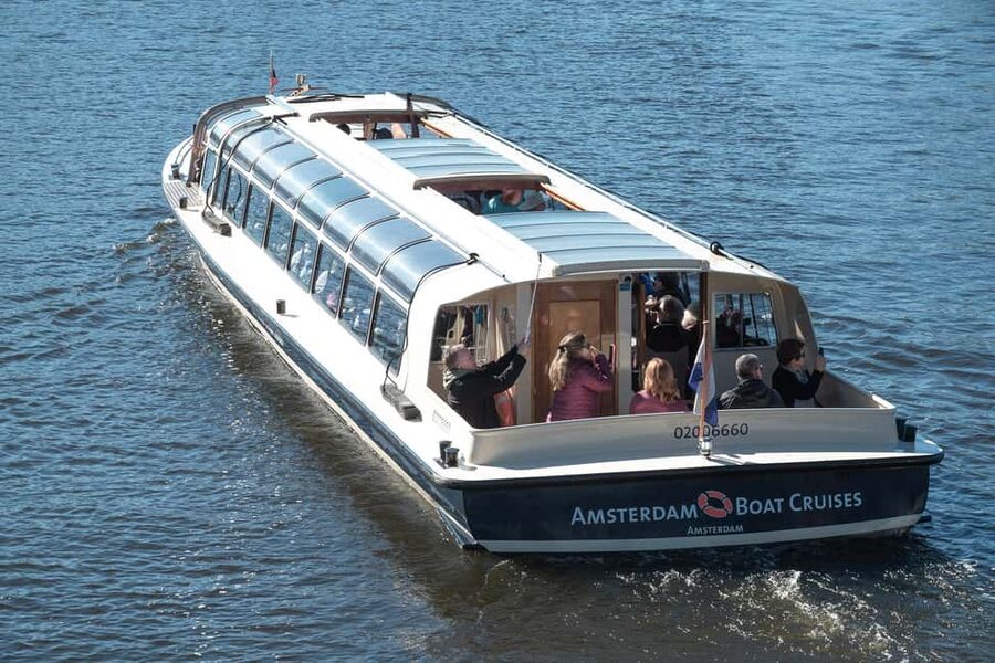 Amsterdam: Canal Cruise with Live Commentary & Audio Guide - Onboard Atmosphere: Live Captain Talk, Multilingual Audio, and Ice-Cold Drinks