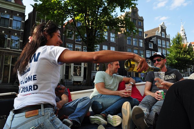 Amsterdam Canal Cruise With Live Guide and Unlimited Drinks - Boarding at Amstel 51F: a straightforward start with real comfort