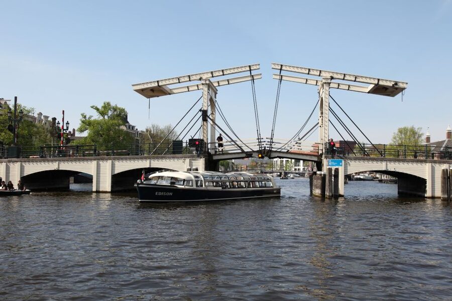 Amsterdam: City Canal Cruise & Straat Museum - Your 75-minute canal cruise: audio in many languages and views that do the work