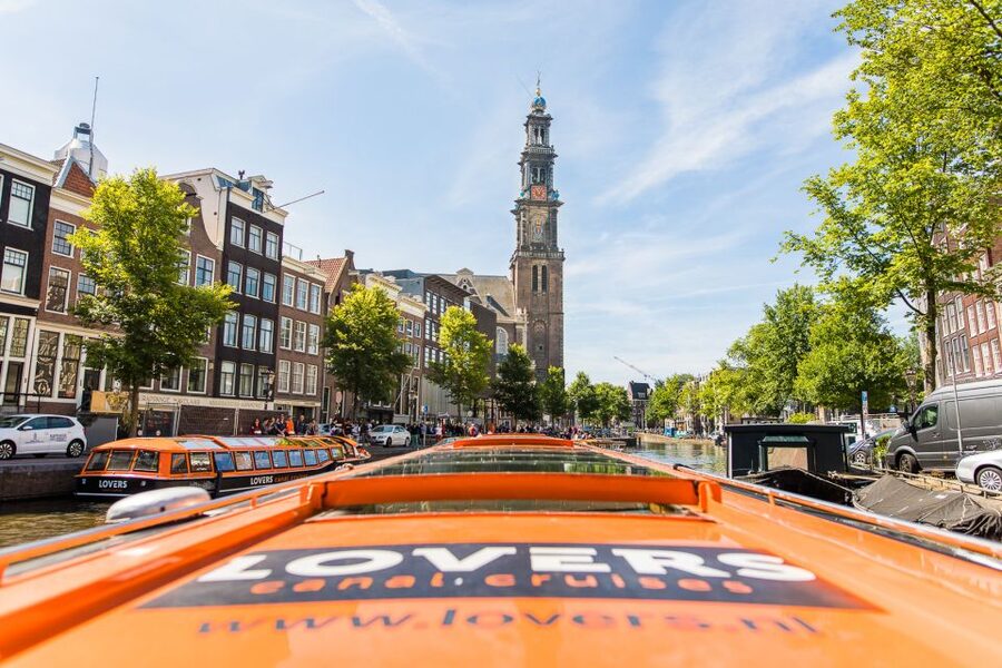 Amsterdam: City Centre Canal Cruise - Audio guide in 19 languages, plus the captain’s humor