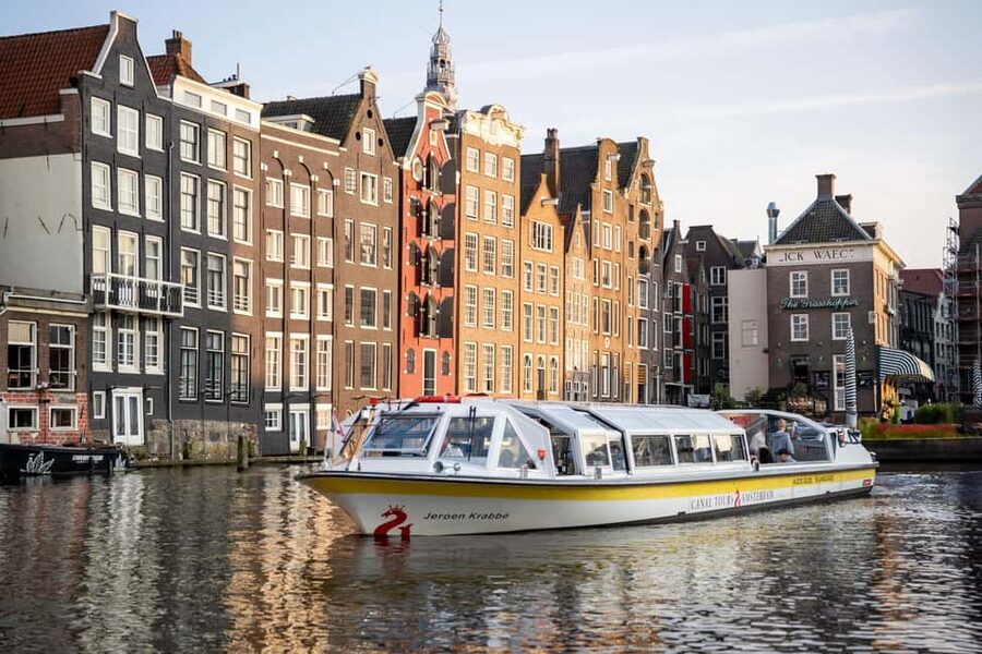 Amsterdam: City Centre Canal Cruise & Free Flower Cocktail - Choosing Your Starting Point: Damrak (60 min) vs Rijksmuseum (75 min)