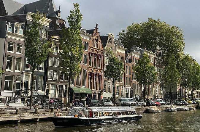 Amsterdam Classic Canal Cruise with Live Guide - Museum of Bags and Purses, 9 little streets, and the canals-as-town idea