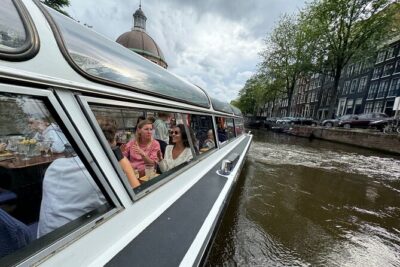 Amsterdam Classic Canal Cruise with Live Guide and Two Drinks - Onboard comfort and the live guide effect