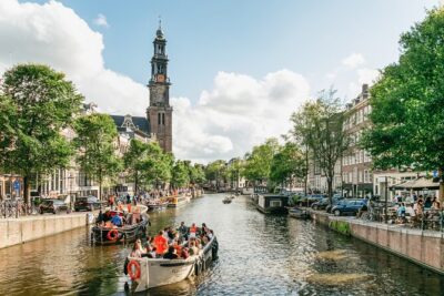 Amsterdam Classic Saloon Boat Canal Cruise with Live Guide - The live guide: how to get more out of the ride