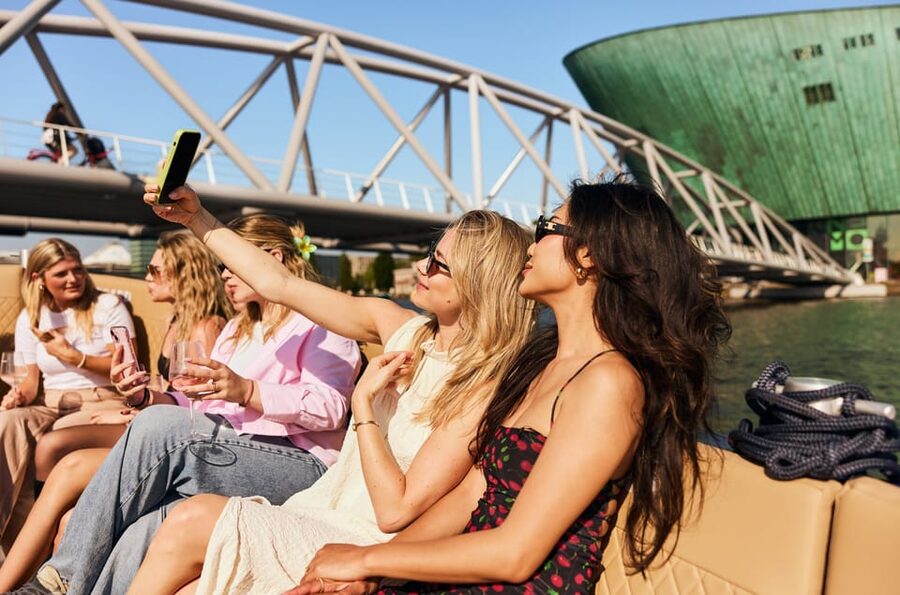 Amsterdam: Cozy Evening Canal Cruise With Open Bar Option - Key points before you go