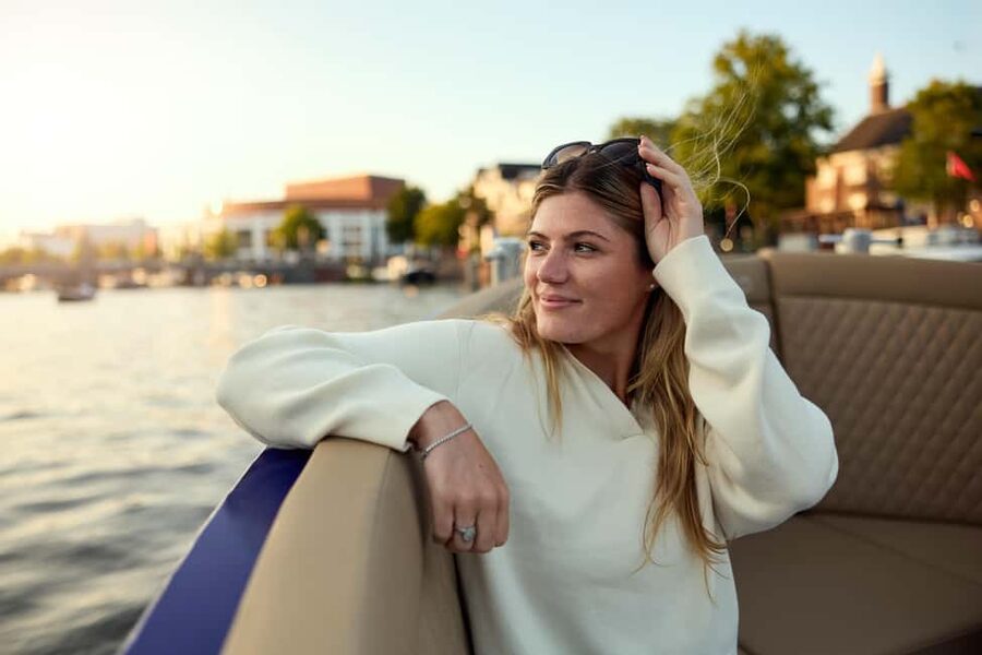 Amsterdam: Cozy Evening Canal Cruise With Open Bar Option - 1 hour, not 3: perfect for a first-timer or a quick evening