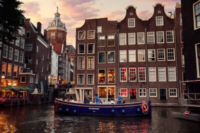 Amsterdam: Cozy Evening Canal Cruise With Open Bar Option - Meeting point near Dam Square: easy to plug into your evening