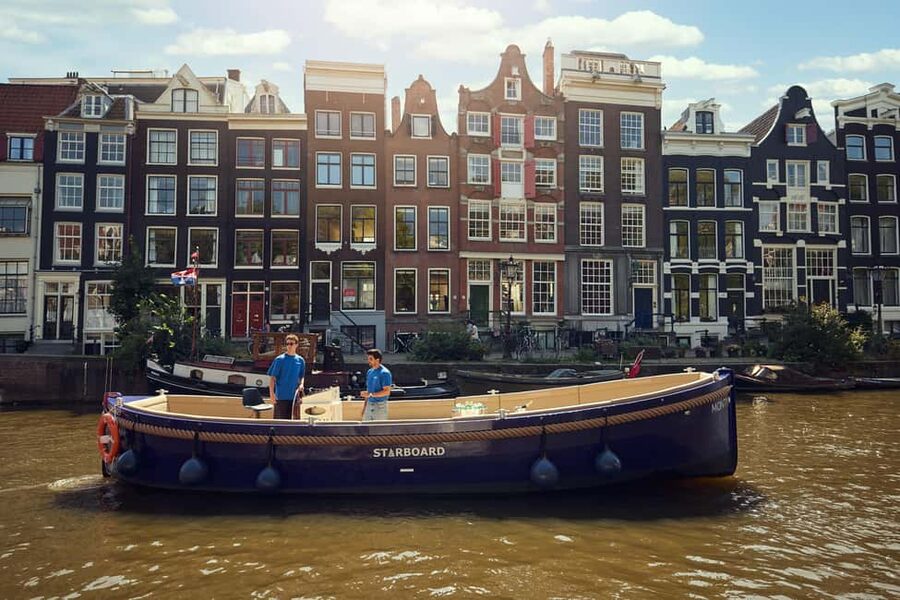 Amsterdam: Cozy Evening Canal Cruise With Open Bar Option - Drinks and the open bar option: when it’s worth it