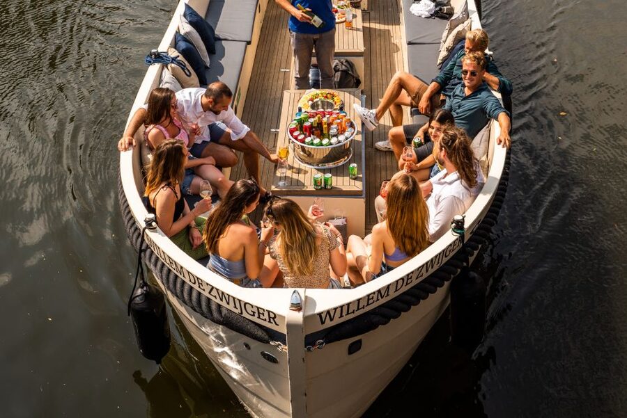 Amsterdam: Cozy Evening Canal Cruise With Open Bar Option - Weather and comfort: how this cruise handles Amsterdam’s mood swings