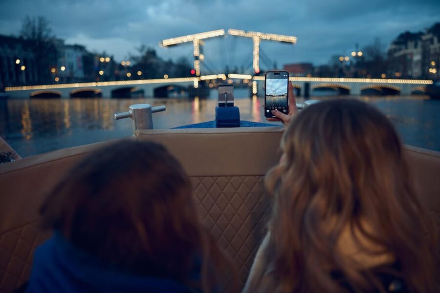 Amsterdam: Cozy Evening Canal Cruise With Open Bar Option - Value: how $22 stacks up for a 1-hour canal experience