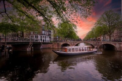 Amsterdam Evening Canal Cruise with Live Guide and Onboard Bar - Getting to the Boat: Departure Points, Timing, and the “Find the Right Spot” Tip