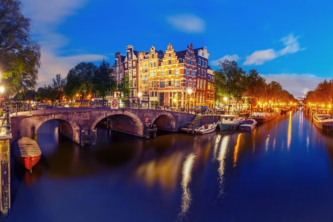 Amsterdam Evening Canal Cruise with Live Guide and Onboard Bar - Rijksmuseum From the Water: Why Night Lighting Changes the Museum Edge