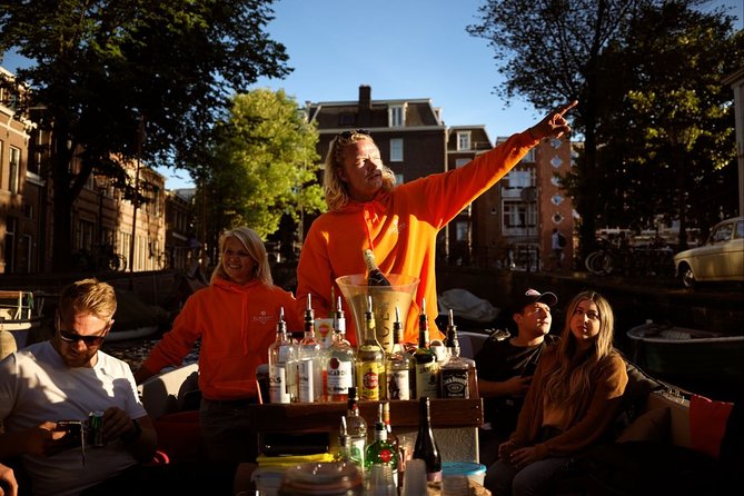 Amsterdam Evening Canal Cruise with Live Guide and Onboard Bar - Live Guide Energy: What Makes the Commentary Actually Work