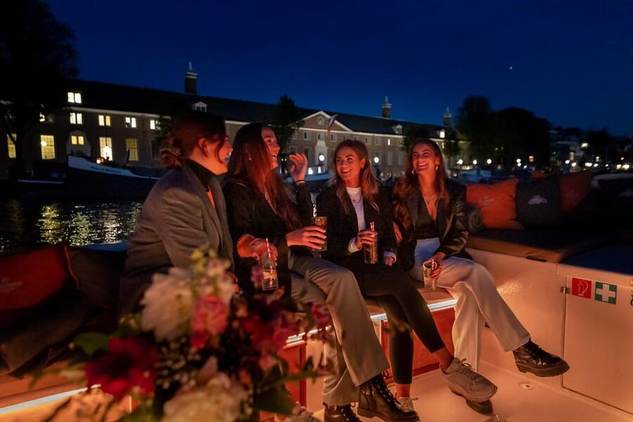 Amsterdam: Evening Canal Cruise with (Open) Bar on Board - Who should book this cruise, and who should skip it