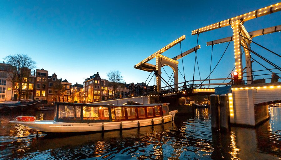 Amsterdam: Evening Canal Cruise with (Open) Bar on Board - What you’re really paying for: 18 USD and the value of the bar