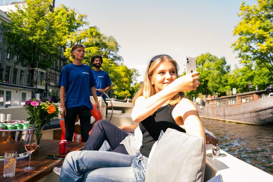 Amsterdam: German Guided Canal Cruise with on Board Bar - German Host Quality: How the Stories Make the Sights Click