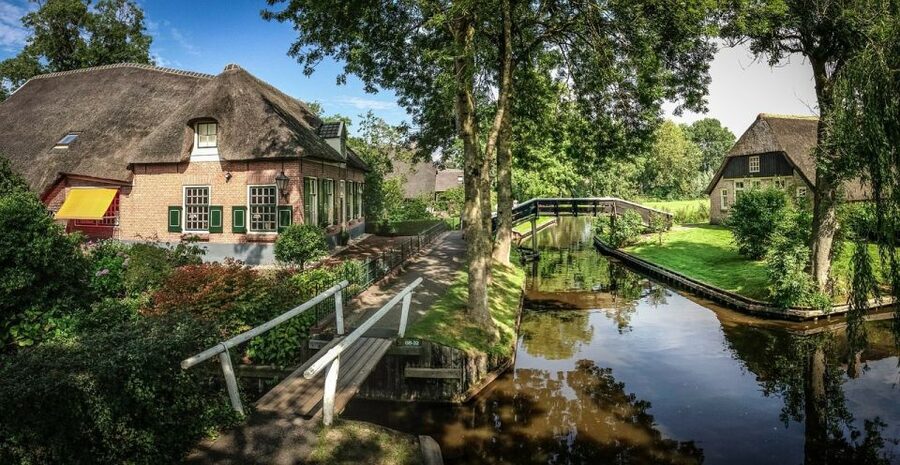 Amsterdam: Giethoorn Tour with Canal Cruise and Windmills - Giethoorn: canal cruise in the Dutch Venice village