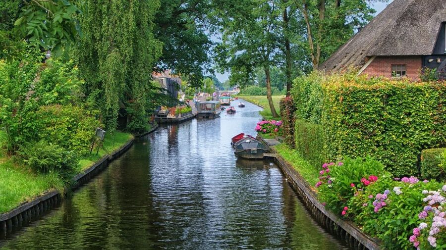 Amsterdam: Giethoorn Tour with Canal Cruise and Windmills - What’s included (and the one thing you should plan for)