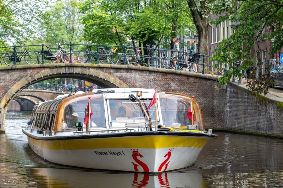 Amsterdam: Heated Canal Cruise Including Audioguide - A heated canal cruise that keeps the weather from winning