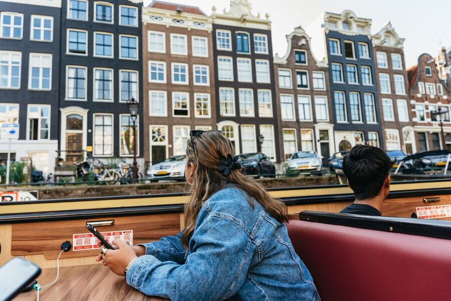 Amsterdam: Heated Canal Cruise Including Audioguide - Hot chocolate and the small welcome-drink question