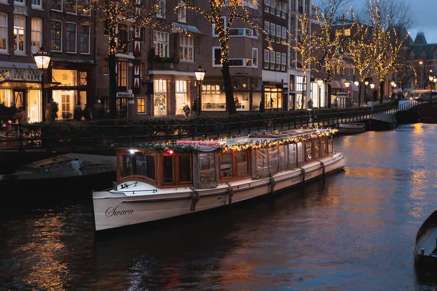 Amsterdam: Heated Canal Cruise with Unlimited Drinks & Bite - Quick highlights