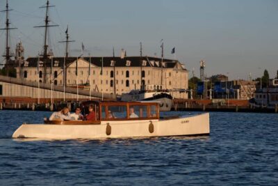 Amsterdam: Hidden Gems Canal Cruise - The stories: odd facts, Dutch quirks, and a captain who talks like a person