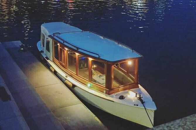 Amsterdam Highlights Canal Cruise with a Drink - The welcome drink: chilled wine and the right start