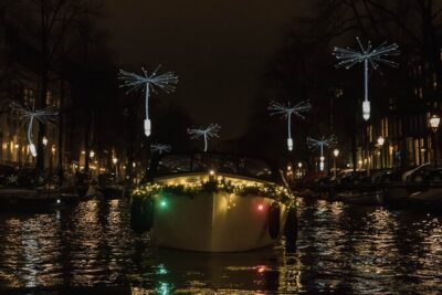 Amsterdam Light Festival: Canal Cruise + Snack & Unlimited Drinks - Flying Dutch Boats and the covered cabin: comfort vs. window views
