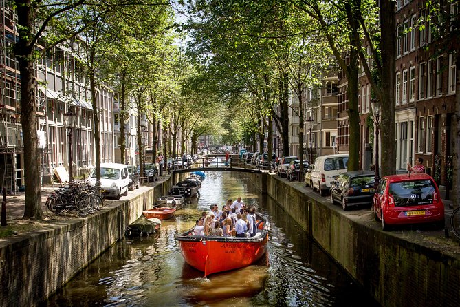 Amsterdam Light Festival: Saloon Boat Cruise + Hot Drinks & Bite - Live narration: how the guide shapes the whole cruise