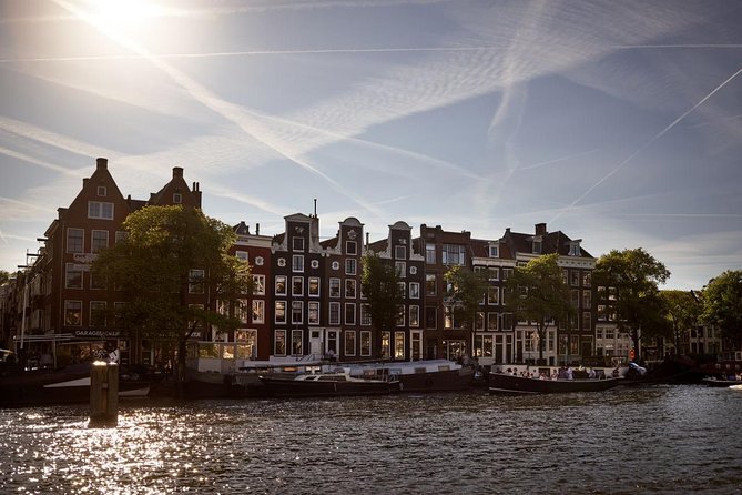 Amsterdam Light Festival: Saloon Boat Cruise + Hot Drinks & Bite - Drinks and bites: hot mulled wine and the snack decision