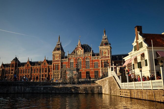 Amsterdam Light Festival: Saloon Boat Cruise + Hot Drinks & Bite - Weather and comfort: your best strategy for cold, rain, and wind
