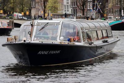 Amsterdam Live Guided Sightseeing Canal Cruise - The Canal Route That Links the Classics: Amstel to Herengracht to Prinsengracht